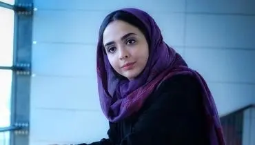 ژست جالب المیرا دهقانی خمار در کافه شیک و لاکچری