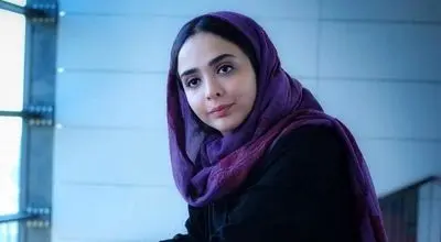 ژست جالب المیرا دهقانی خمار در کافه شیک و لاکچری