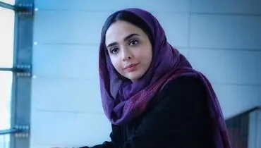ژست جالب المیرا دهقانی خمار در کافه شیک و لاکچری