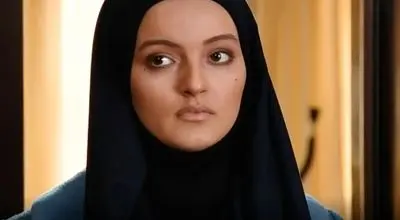 ستاره "آوای باران" در قاب خانوادگی: سلفی جنجالی با استایلی عجیب از نیلوفر پارسا!