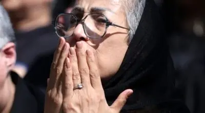 همسر اکبر عبدی رخت عزا را از تنش درآورد؛ حضور متفاوتش بر سر خاک همسرش پربازدید شد/ویدیو 