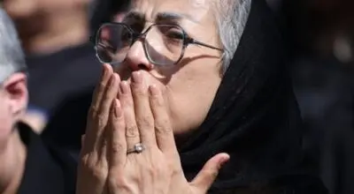 همسر اکبر عبدی رخت عزا را از تنش درآورد؛ حضور متفاوتش بر سر خاک همسرش پربازدید شد/ویدیو 