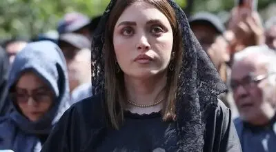 تیپ خاص بهنوش طباطبایی در مراسم خاکسپاری اکبر عبدی سوژه شد + عکس