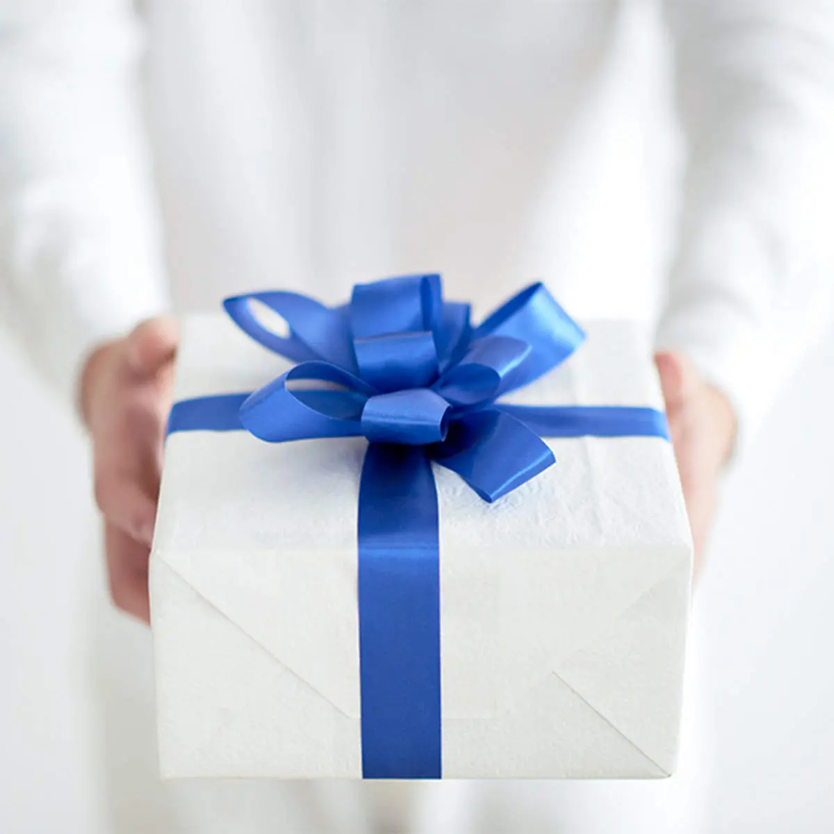 چرا هدیه‌ها رابطه را عمیق می‌کنند؟
