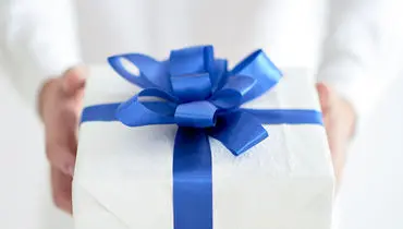 چرا هدیه‌ها رابطه را عمیق می‌کنند؟
