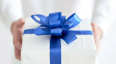 چرا هدیه‌ها رابطه را عمیق می‌کنند؟
