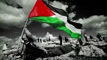 لحظه تزئین کاخ ریاست‌جمهوری استانانگارا در اندونزی با پرچم بزرگ فلسطین