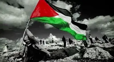 لحظه تزئین کاخ ریاست‌جمهوری استانانگارا در اندونزی با پرچم بزرگ فلسطین
