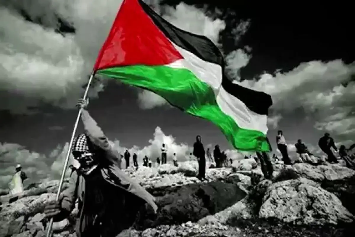 لحظه تزئین کاخ ریاست‌جمهوری استانانگارا در اندونزی با پرچم بزرگ فلسطین