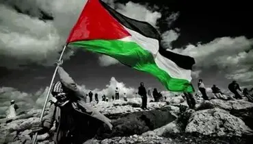 لحظه تزئین کاخ ریاست‌جمهوری استانانگارا در اندونزی با پرچم بزرگ فلسطین