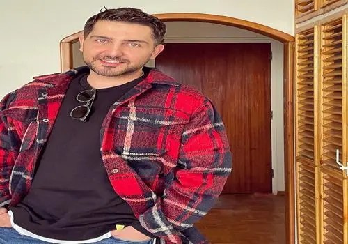 سلفی عجیب بازیگر مرد مشهور سریال تاسیان در یک دستشویی کثیف