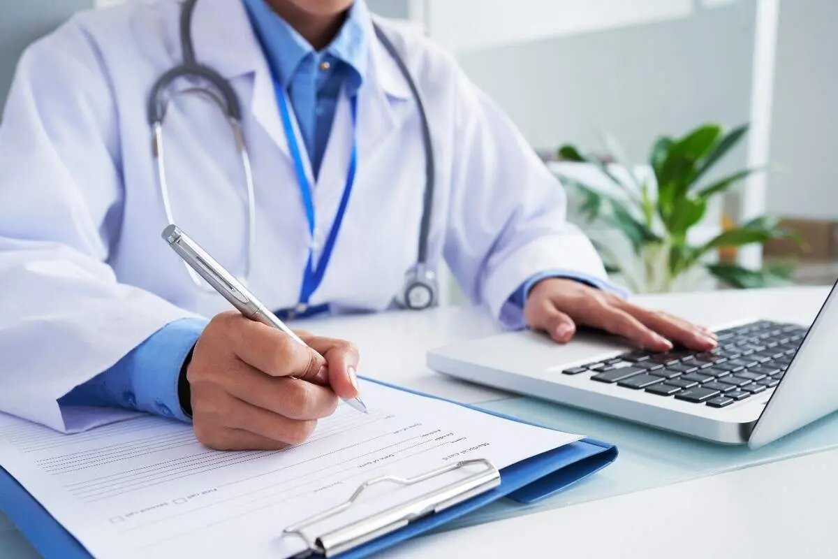 افزایش نرخ بیکاری در جامعه پزشکی؛ کوچ پزشکان عمومی به مشاغل غیرپزشکی؛ از طبابت تا مسافرکشی و پرستاری از سالمندان