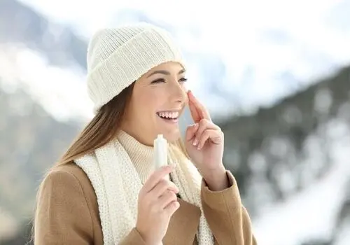 اول آبرسان بزنیم یا ضد آفتاب؟ بررسی ترتیب استفاده برای بهترین نتیجه