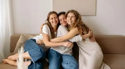 آغوش گرفتن؛ عادت کوچکی که سلامت روان را متحول می‌کند