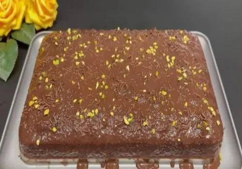 طرز تهیه لذیذترین کیک خیس شکلاتی فقط در ۳۰ دقیقه+ فیلم / طرز تهیه کیک خانگی با فراستینگ شکلاتی
