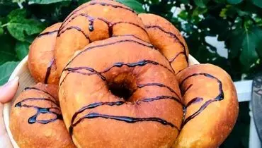 دونات‌های خانگی، ساده‌تر و لذیذتر از تصور؛ راهنمای گام به گام شیرینی‌پزی در خانه

