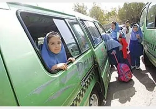 جابجایی دانش‌آموزان یک مدرسه در جهرم با تریلی کانتینردار!+ فیلم