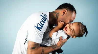 تصاویر دیدنی از حضور نیمار و دختر کوچکش در زمین فوتبال + فیلم