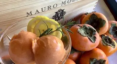 عصرونه: کی گفته تو هوای پاییزی بستنی نمی‌چسبه؟ این بستنی خرمالو ثابت می‌کنه اشتباه می‌کنید!