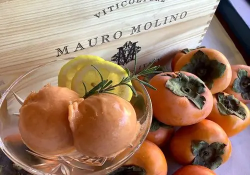 عصرونه: کی گفته تو هوای پاییزی بستنی نمی‌چسبه؟ این بستنی خرمالو ثابت می‌کنه اشتباه می‌کنید!