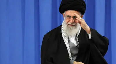 مردم تصاویر رهبر معظم انقلاب را در کنار تصویر سردار سلیمانی و امام خمینی(ره) برافراشتند+فیلم