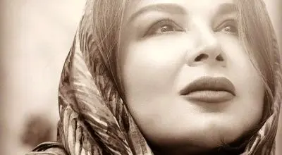 موتور سواری هیجان انگیز دو بازیگر زن در وسط شهر+ فیلم