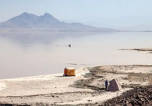 مالچ پاشی بر جنازه دریاچه ارومیه برای جلوگیری از طوفان نمکی!+ فیلم