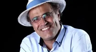 «بهزاد خداویسی» در دوران میانسالی و در کنار پسر و دخترش در خارج کشور