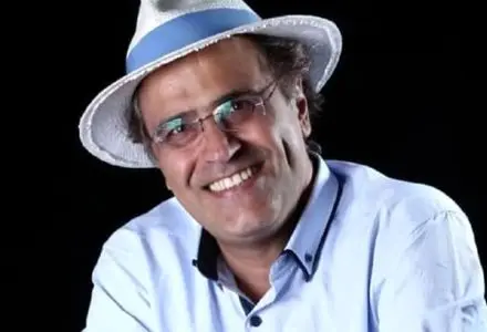 «بهزاد خداویسی» در دوران میانسالی و در کنار پسر و دخترش در خارج کشور