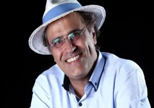 «بهزاد خداویسی» در دوران میانسالی و در کنار پسر و دخترش در خارج کشور