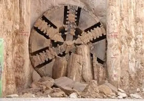 کشف تونل مرموز در دل یک خندق ماقبل تاریخی + عکس
