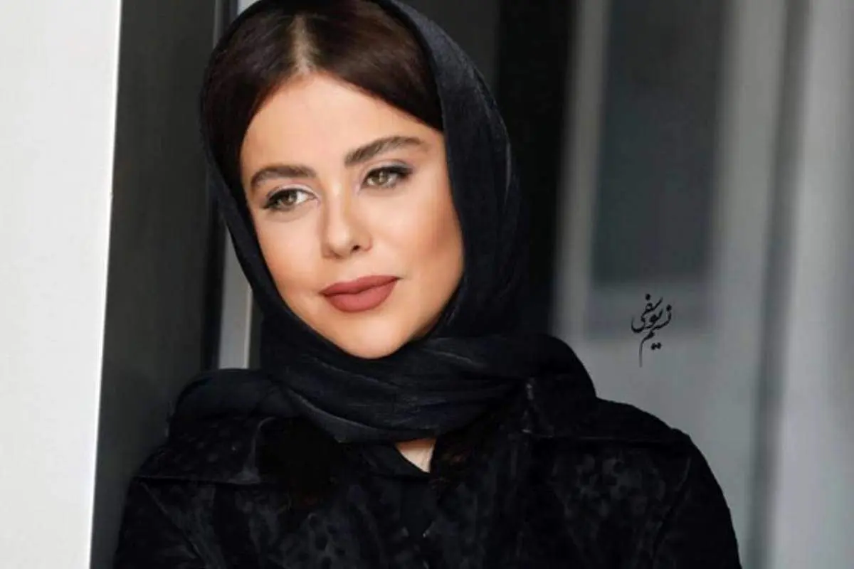 چهره متفاوت الهام اخوان با موی فرفری و عینک چندرنگ