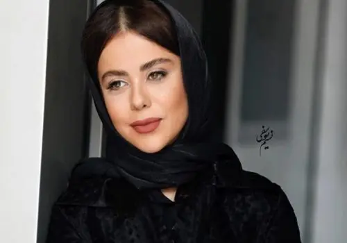 چهره متفاوت الهام اخوان با موی فرفری و عینک چندرنگ