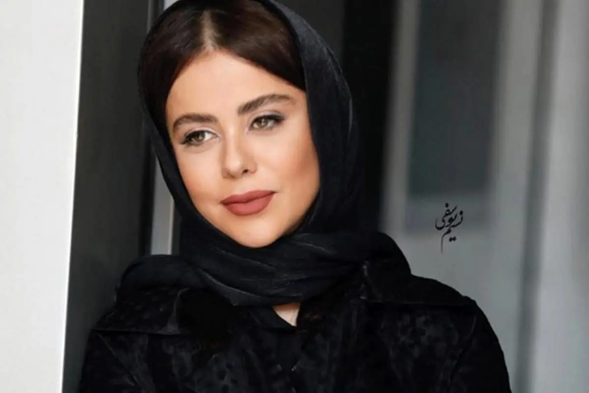 چهره متفاوت الهام اخوان با موی فرفری و عینک چندرنگ