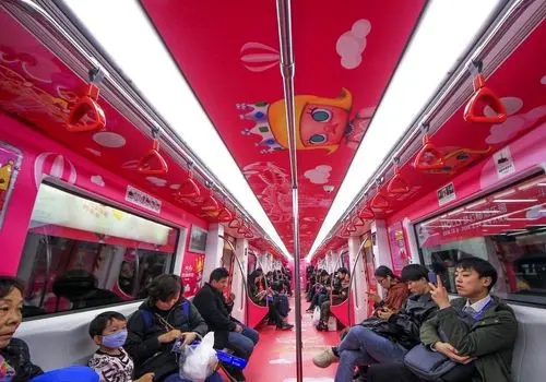 حذف صندلی مترو برای جا شدن مسافران بیشتر!+ عکس