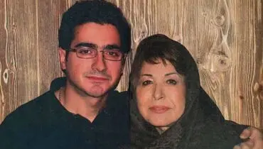 وداع تلخ همایون با مادرش/سخنرانی همایون شجریان در خاکسپاری بانو گل افشان در مشهد/ویدیو 