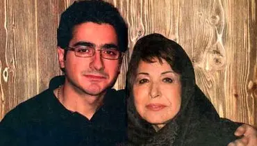 وداع تلخ همایون با مادرش/سخنرانی همایون شجریان در خاکسپاری بانو گل افشان در مشهد/ویدیو 