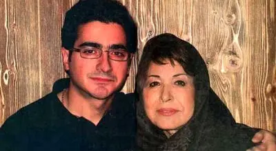 وداع تلخ همایون با مادرش/سخنرانی همایون شجریان در خاکسپاری بانو گل افشان در مشهد/ویدیو 