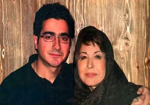 وداع تلخ همایون با مادرش/سخنرانی همایون شجریان در خاکسپاری بانو گل افشان در مشهد/ویدیو 