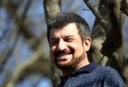 قاب بامزه محمود شهریاری در کنار نوه تازه‌متولدش