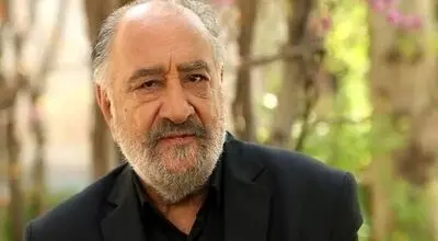 حضور داریوش ارجمند در روز چهلم رهبر شهید در حرم امام رضا(ع) + فیلم