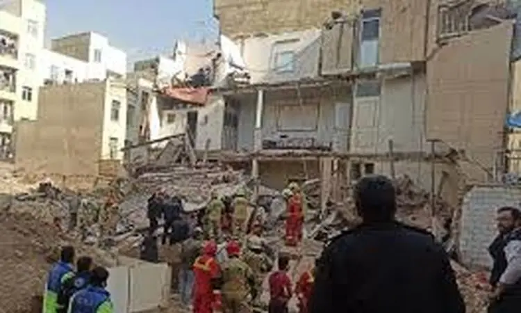 ریزش ساختمان در یافت‌آباد؛ نجات زنده ۴ نفر از زیر آوار +فیلم