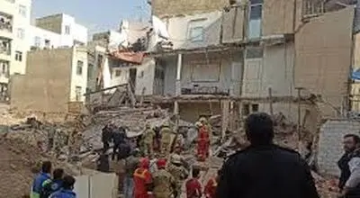 ریزش ساختمان در یافت‌آباد؛ نجات زنده ۴ نفر از زیر آوار +فیلم