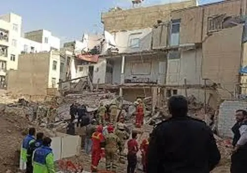 ریزش ساختمان در یافت‌آباد؛ نجات زنده ۴ نفر از زیر آوار +فیلم