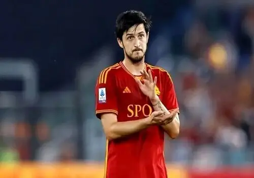 شوخی ۱۸+ بازیکن شباب الاهلی با سردار آزمون در وسط زمین!