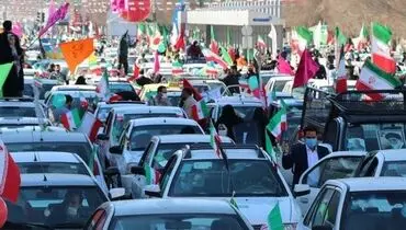 تصویری جنجال برانگیز از یک زن در راهپیمایی امروز ۲۲ بهمن