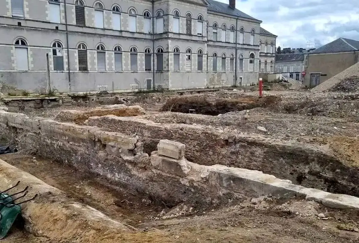 پیدا شدن قبرستان تاریخی و الواح نفرین در زیر یک بیمارستان+ عکس