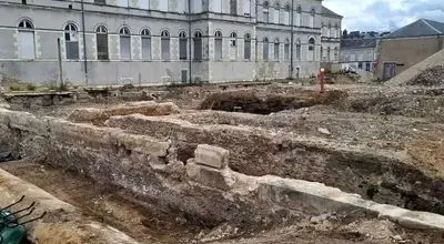 پیدا شدن قبرستان تاریخی و الواح نفرین در زیر یک بیمارستان+ عکس