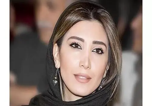 ژست سیگار به دست عاطفه رضوی با لباس‌های سلطنتی