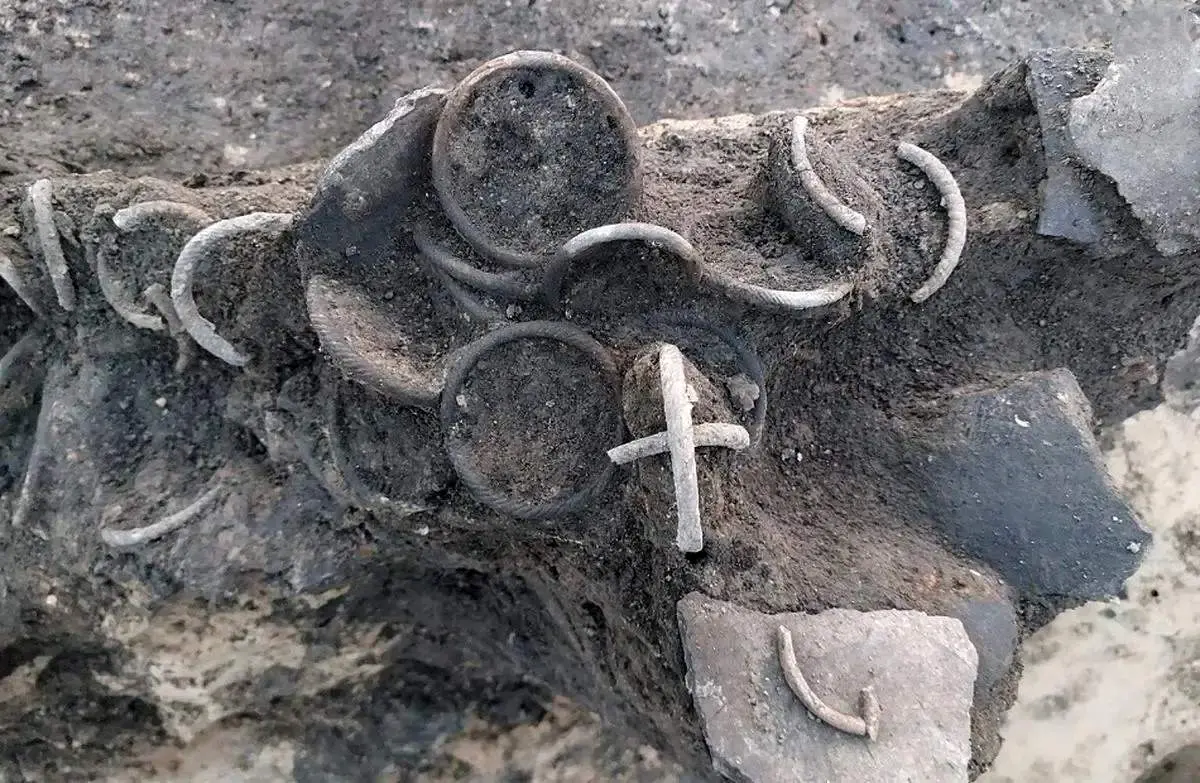 کشف تاریخی: دستبندهای شیشه‌ای سالم با قدمت قرون وسطی + عکس